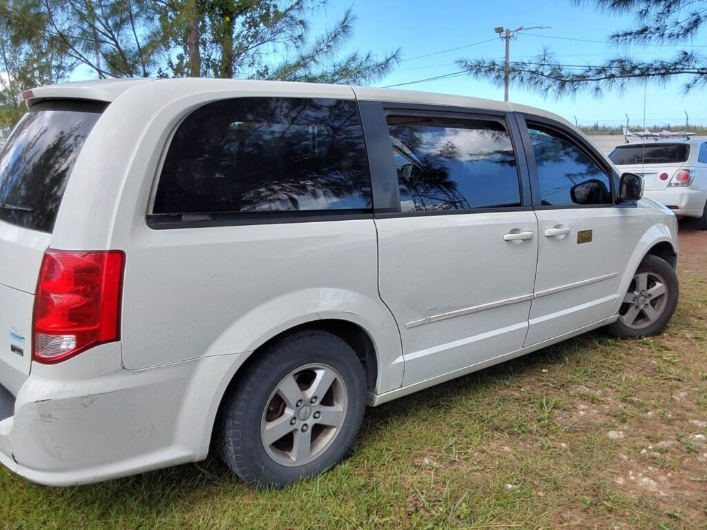 Minivan photo 2